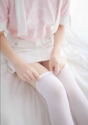 两男吮着她的花蒂尿的拍摄地点_HD视频大全